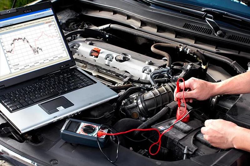 Diagnóstico del motor con computadora y multímetro