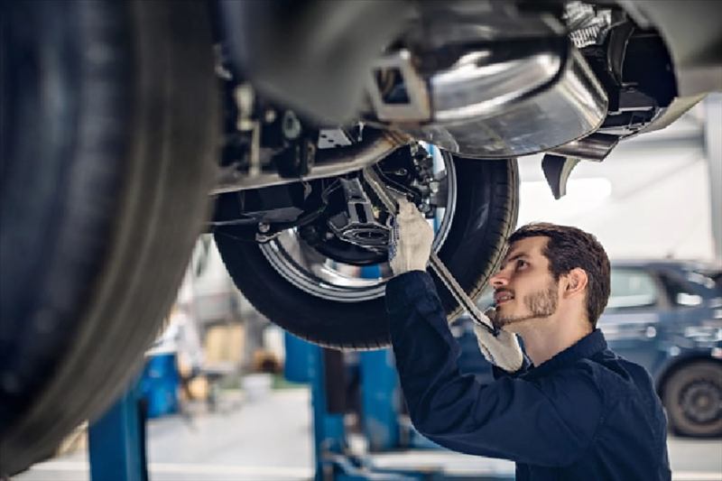 Suspensión y amortiguador de un auto